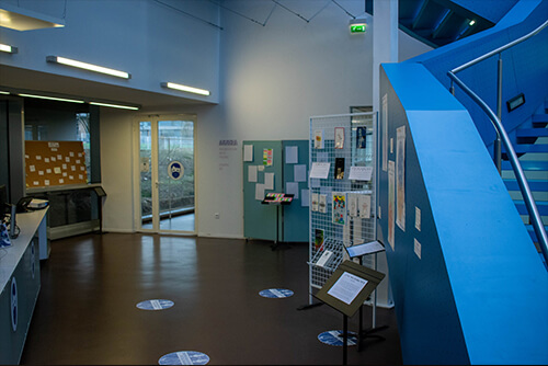 Hall de la bibliothèque où a lieu l'exposition